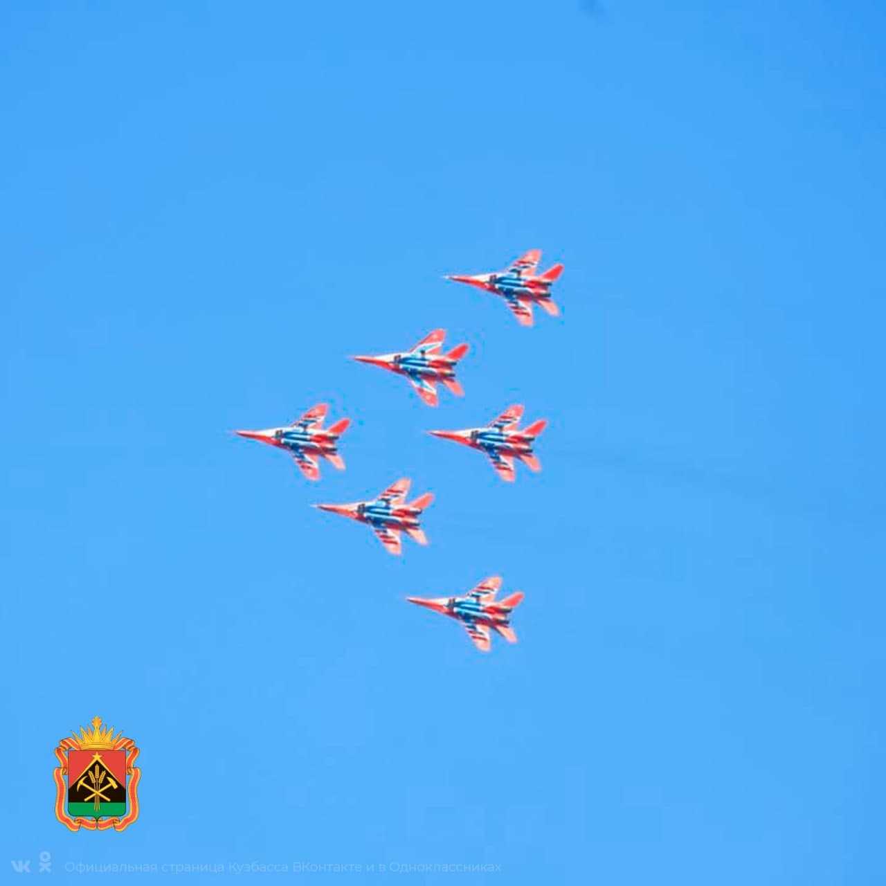 Стрижи авиационная группа. Во сколько завтра стрижи в кемерово. Во сколько завтра стрижи в кемерово. Во сколько завтра стрижи в кемерово. Стрижи авиационная группа высшего пилотажа.