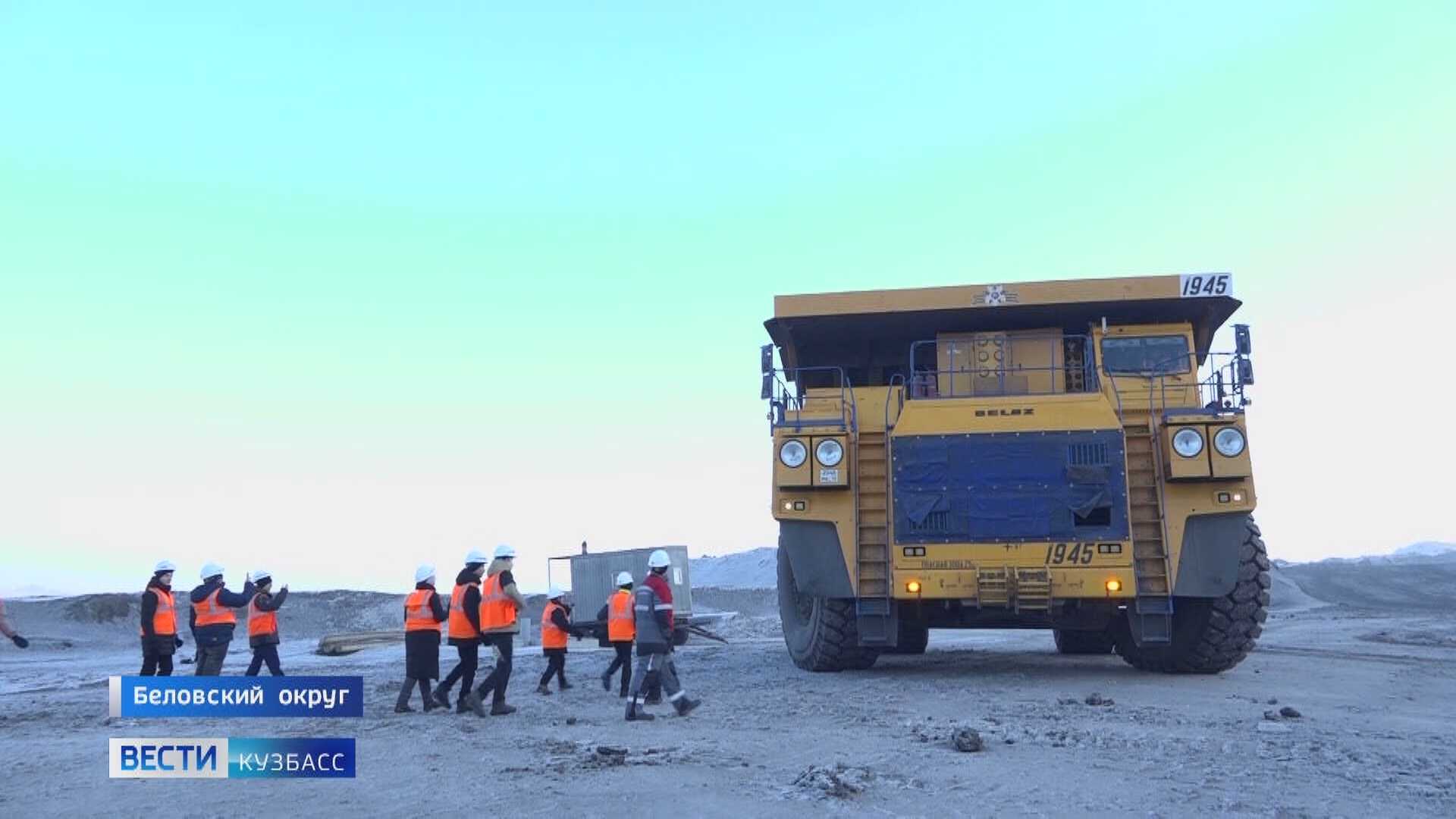 Уголь горняк. Добыча угля в шахте. Шахтер в забое. Уголь горняк. Уголь горняк.