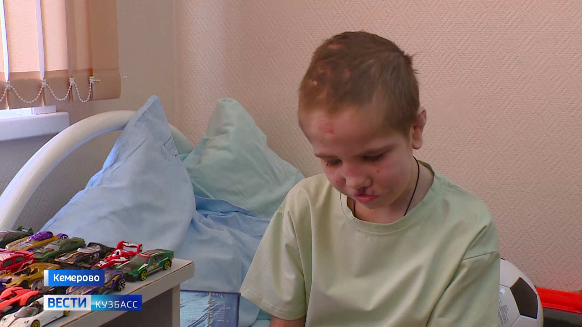 Брат и сестра играются в ванне